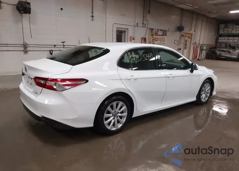 2018 Toyota Camry Le z USA, uszkodzony, nr VIN 4T1B11HK5JU641720
